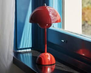 Flowerpot Portable table lamp in red by &Tradition